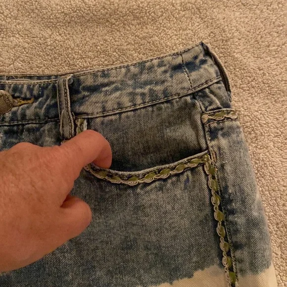 Free People women’s Dip Dye The Ombré fabulous jean shorts w/ embroidery - Picture 6 of 12